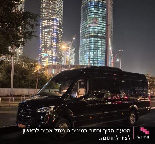 רכב מסחרי שחור חונה ברחוב בלילה